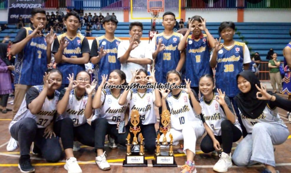 Foto tim basket SMAN 3 Pati bersama pelatih Habibi (berdiri tengah) seusai penyerahan piala