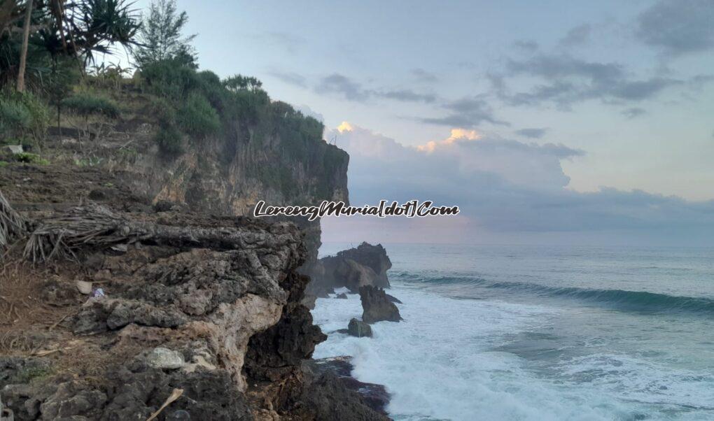 Foto bukit kapur dan deburan ombak Pantai Ngobaran Gunungkidul