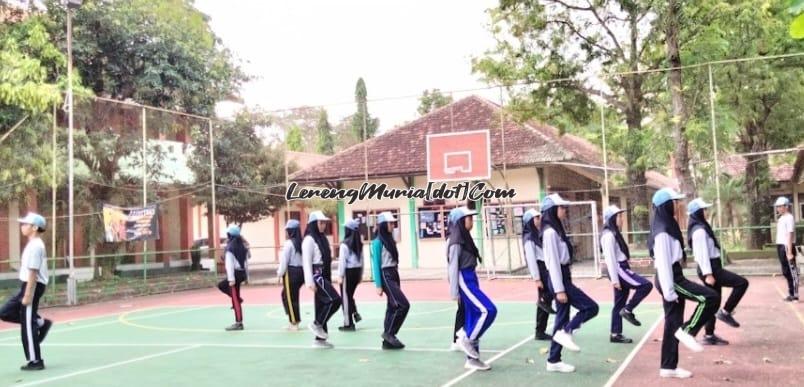 Foto Tim PKS sedang latihan variasi gerakan