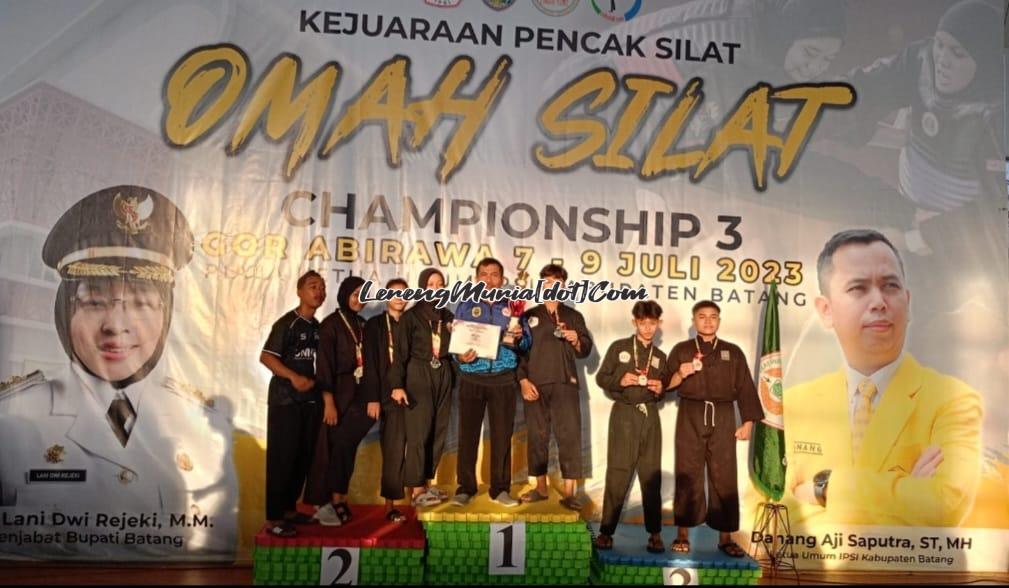 Foto bersama pembina dan pesilat SMAN 3 Pati di atas podium