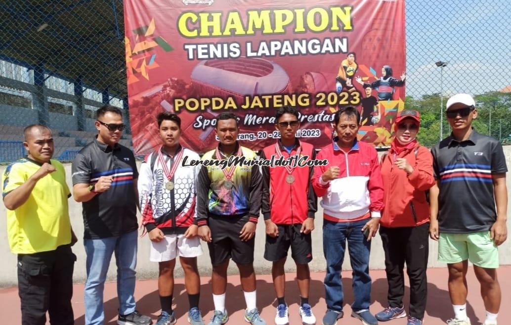 Foto Andika Rizqi Putra Pratama (4 dari kanan) seusai penyerahan medali tenis lapangan Popda Jateng 2023 | LERENG MURIA Foto Andika Rizqi Putra Pratama (4 dari kanan) seusai penyerahan medali tenis lapangan Popda Jateng 2023
