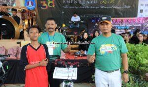 Foto siswa mendapatkan doorprize sepeda yang diserahkan oleh Kepala SMPN 2 Tayu Fajar Setyo Nugroho (paling kanan)