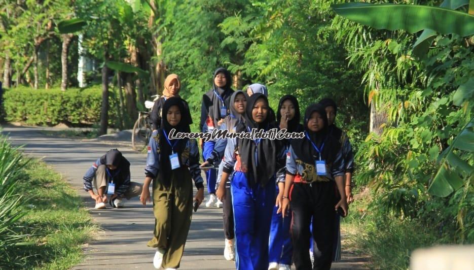 Foto siswa mengikuti acara jalan santai