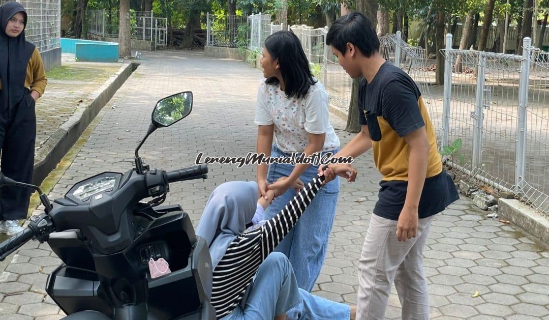 Foto latihan menolong korban jatuh dari sepeda motor