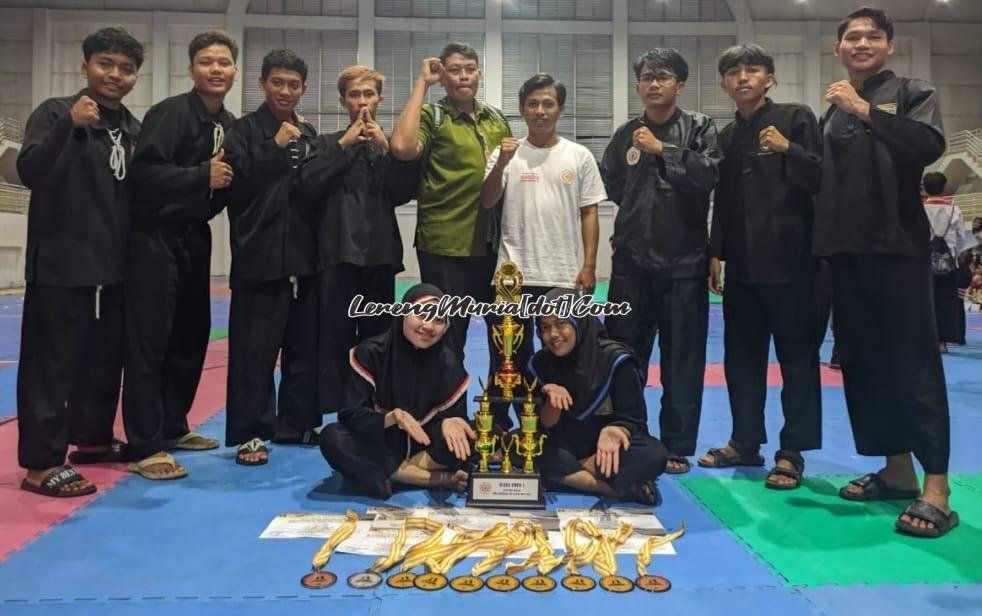 Foto bersama atlet, official, Ketua Cabang SH Terate Lombok Tengah Abdul Razak Suhaily, S.Pd.(kaos putih) beserta piala dan medalinya