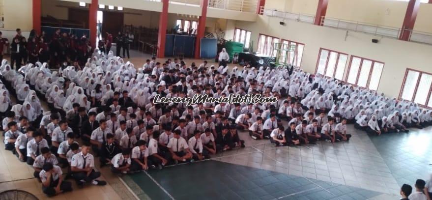 Foto calon peserta didik yang mendapat pembekalan MPLS  di Auditorium SMAN 3 Pati