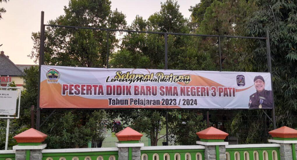 Foto banner untuk menyambut peserta didik baru selama MPLS