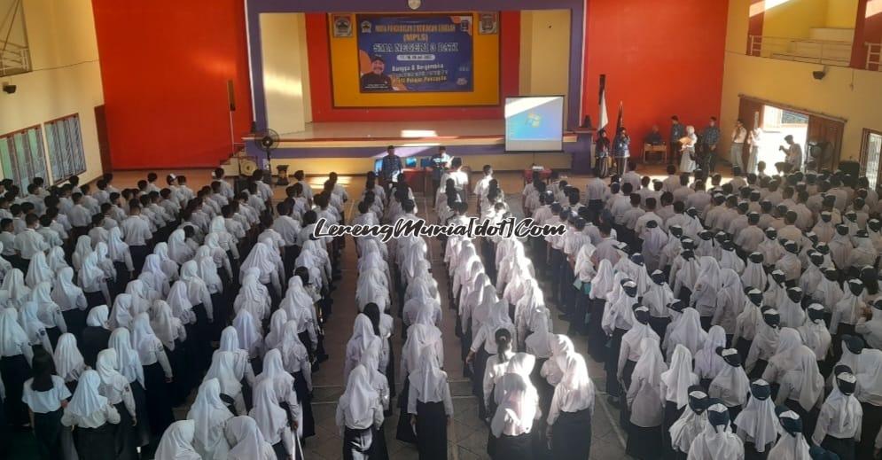 Foto pembukaan MPLS oleh Kepala SMAN 3 Pati Suhartono,S.Pd., M.Pd., M.Si. di auditorium