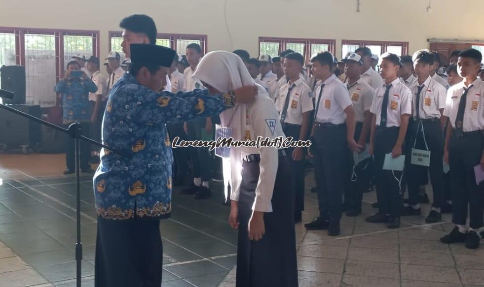 Foto pengalungan tanda peserta oleh Kepala SMAN 3 Pati kepada perwakilan peserta putri