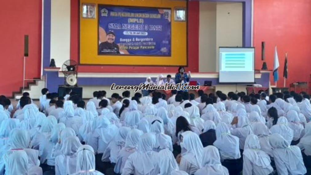 Foto peserta mengikuti pemberian materi dengan tertib