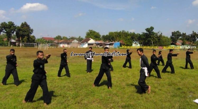 Foto peserta UKT sedang mengikuti ujian materi jurus