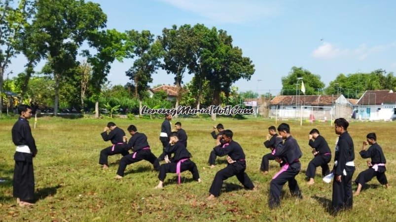 Foto peserta UKT sedang mengikuti ujian materi senam