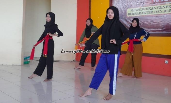 Foto siswa seni tari siap tampil di MPLS SMAN 3 Pati | LERENG MURIA Foto siswa seni tari siap tampil di MPLS SMAN 3 Pati