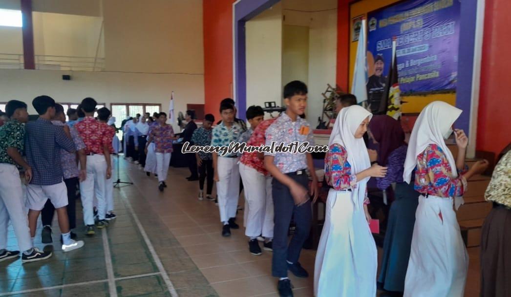 Foto saling bersalaman antara peserta dengan panitia