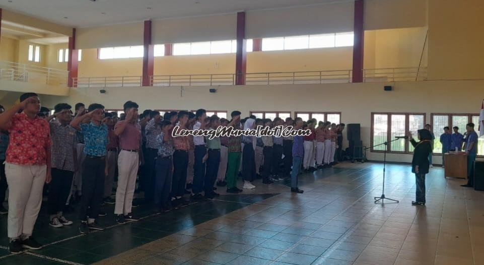 Foto acara penutupan MPLS SMAN 3 Pati oleh Kepala Sekolah yang diwakili oleh Waka Humas Jumiarsih,S.Pd., M.Pd.