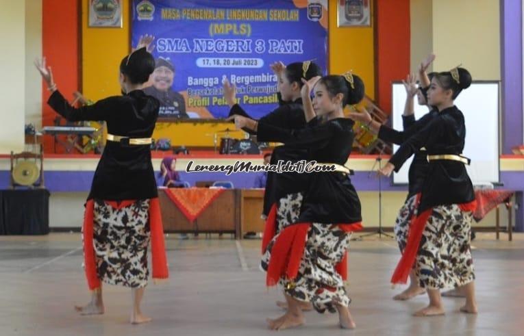 Foto gerakan penari yang lemah gemulai menarik perhatian peserta MPLS