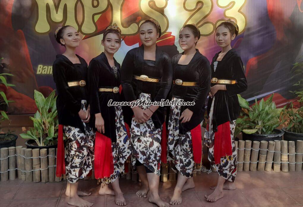 Foto bersama 5 penari tari abyor seusai performance