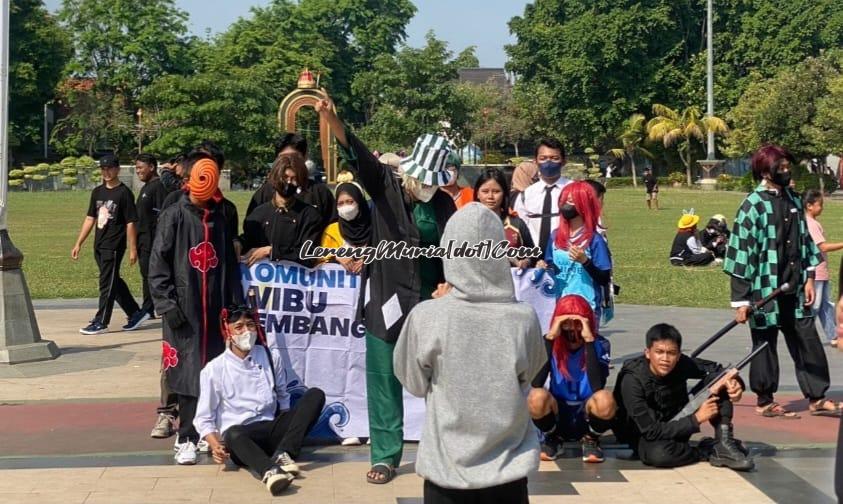 Foto seorang pengunjung sedang memotret kumpulan cosplayer di Alun-alun Pati | LERENG MURIA Foto seorang pengunjung sedang memotret kumpulan cosplayer di Alun-alun Pati
