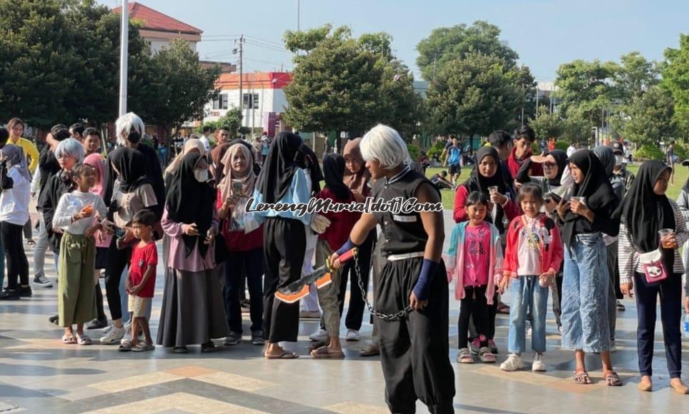 Foto seorang cosplayer sedang unjuk gigi (kostum hitam) | LERENG MURIA Foto seorang cosplayer sedang unjuk gigi (kostum hitam)