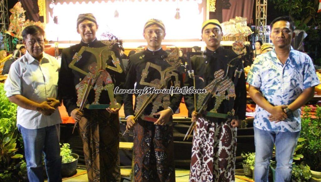 Foto Kadindikbud Kabupaten Pati Winarto,S.Pd, M.Hum.(paling kiri) saat menghadiri Dies Natalis SMPN 2 Tayu