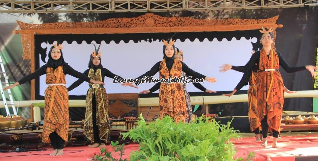 Foto penampilan seni tari siswa SMPN 2 Tayu