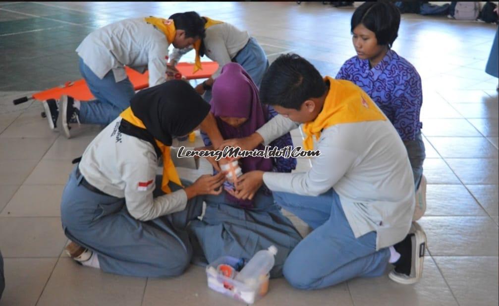 Foto demo pembidaian secara cepat oleh PMR SMAN 3 Pati