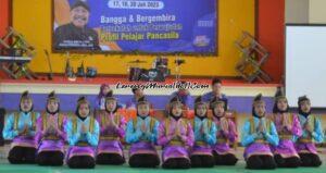 Foto Tari Saman Rohis Al Falah dalam performance ekskul MPLS SMAN 3 Pati