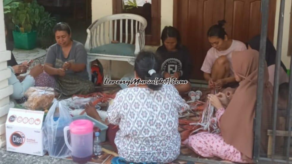 Foto ibu-ibu sedang mempersiapkan pernak-pernik bernuansa merah putih