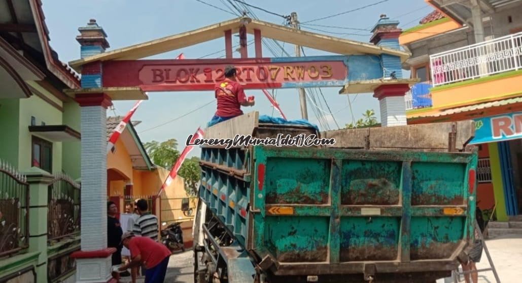 Foto warga mengecat gapura denfan bantuan truk dam