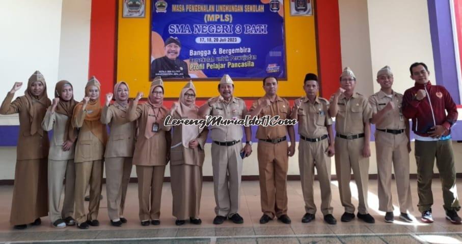 Foto bersama antara guru P3K baru dengan Kepala SMAN 3 Pati Suhartono, S.Pd., M.Pd., M.Si (7 dari kiri)