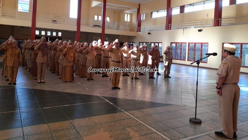 Foto Kepala SMAN 3 Pati Suhartono, S.Pd., M.Pd., M.Si. menjadi pembina apel pagi