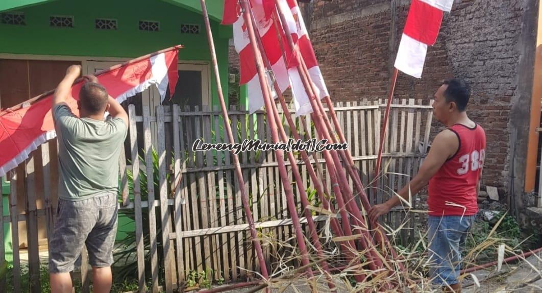 Foto warga memasang ruwe rontek untuk memeriahkan HUT Kemerdekaan RI