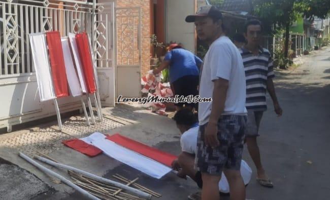 Foto warga Blok I-2 Perum Rendole Indah Muktiharjo Margorejo siap memasang umbul-umbul nuansa merah putih sambut HUT RI ke 78