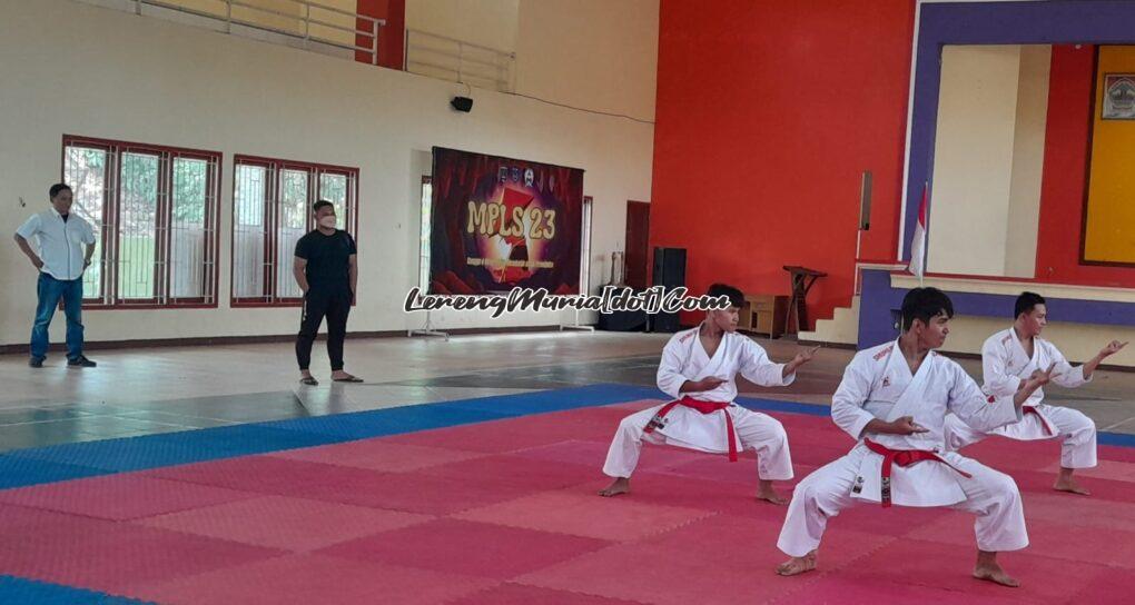 Foto panitia dari FORKI Pati meninjau langsung latihan atlet Karate Pati di Auditorium SMAN 3 Pati