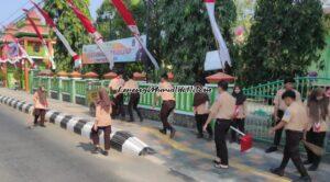 Foto siswa SMAN 3 Pati sedang kerja bakti menyambut Porprov Jateng 2023