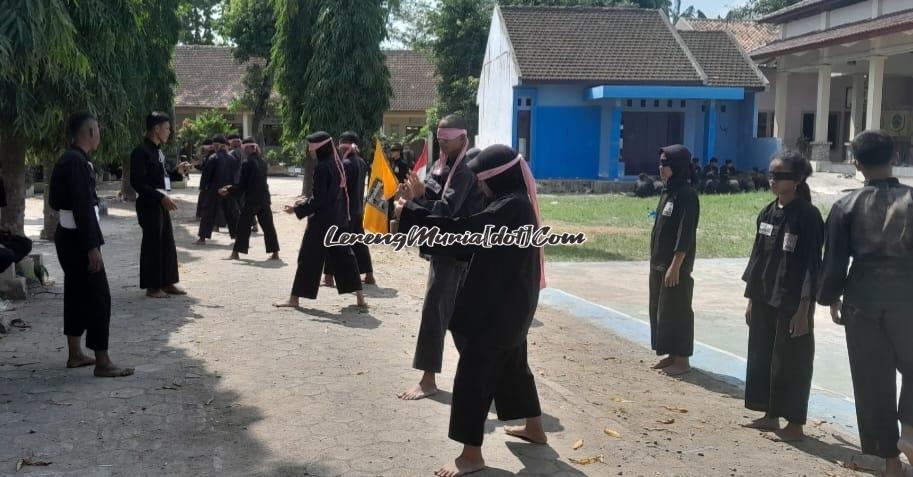 Foto siswa SH Terate sedang mengikuti ujian jurus dengan cara mata ditutup