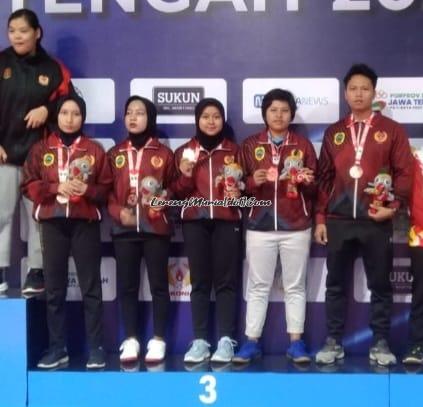 Foto Neza Karimatu Zahra (2 dari kanan) bersama Tim Tenis Meja Porprov Kabupaten Pati