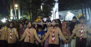 Foto pramuka SMAN 3 Pati saling berpegangan tangan menjadi pagar betis