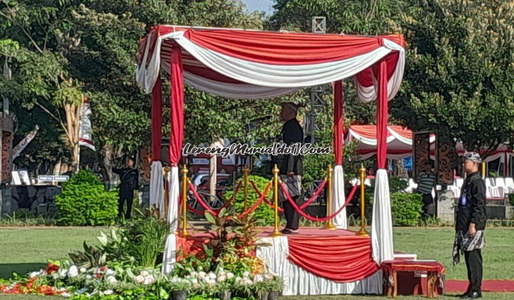 Foto Pj Bupati Pati Henggar Budi Anggoro saat menjadi pembina upacara di Hari Jadi Kabupaten Pati ke 700