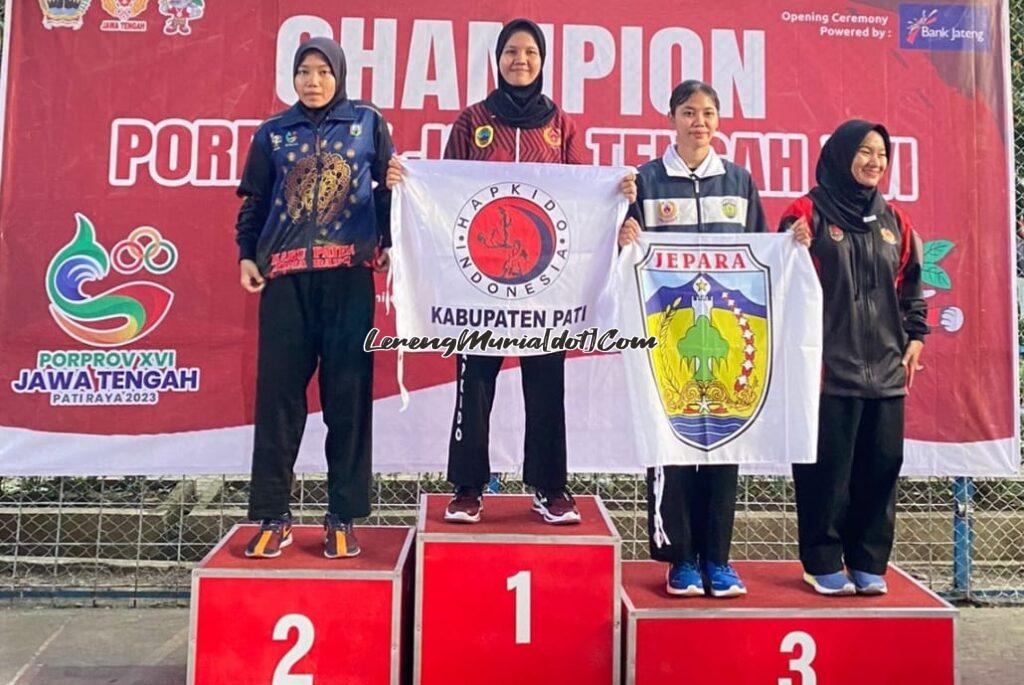 Foto Cancerina Cantika (2 dari kiri) atlet Hapkido Pati yang berhasil merebut medali emas