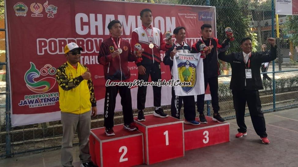 Foto Muhammad Lintang Terate (2 dari kanan) berhasil mempersembahkan medali perak untuk Kontingan Hapkido Pati