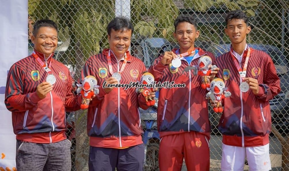 Foto Andhika Rizqi (2 dari kanan) bersama Tim Tenis Lapangan Pati seusai penyerahan medali