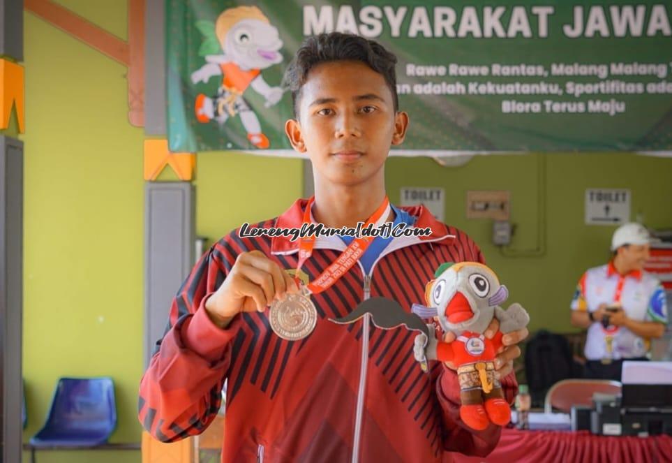 Foto Andhika Rizqi Pratama Putra siswa SMAN 3 Pati peraih medali perak cabor tenis lapangan Porprov Jateng 2023