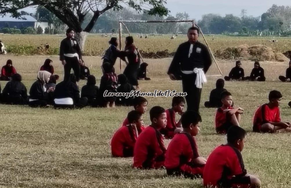 Foto latber SH Terate Ranting Gabus di Lapangan Sepak Bola Gabus Pati