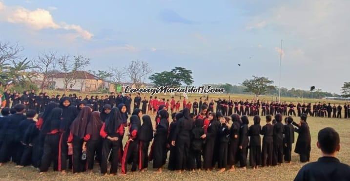 Foto acara bersalaman antar anggota SH Terate Ranting Gabus Cabang Pati seusai latihan bersama