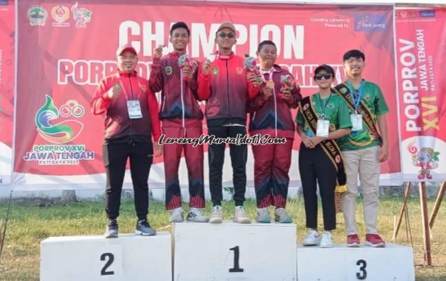 Foto Mahesa Raka (2 dari kiri) bersama Tim Pati saat merebut medali emas beregu putra Porprov Jateng cabor panahan