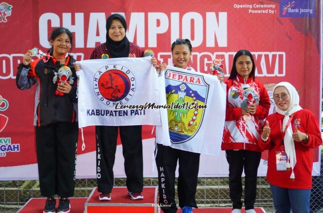 Foto Mey Handayani (2 dari kiri) atlet Hapkido Pati berhasil meraih medali emas Porprov Jateng