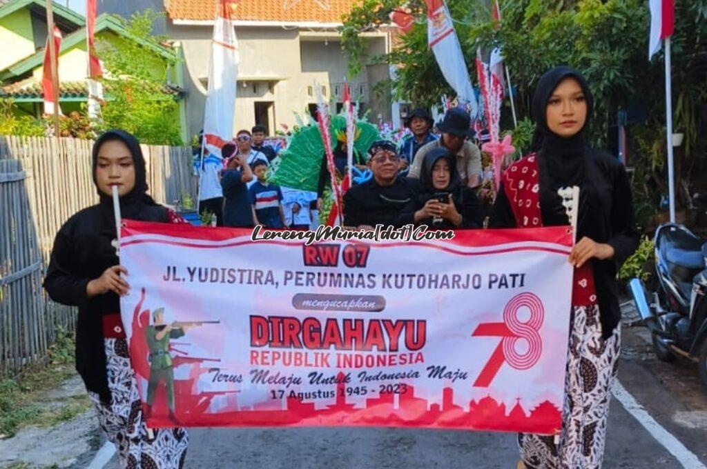 Foto karnaval RW 07 Perumnas Kutoharjo Pati memeriahkan HUT RI ke 78