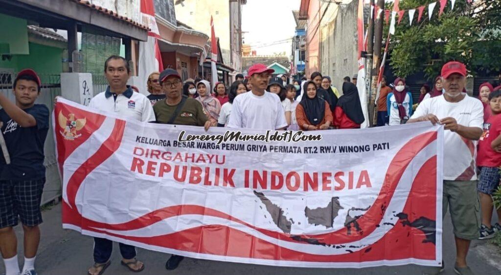 Foto warga Perumnas Griya Permata RW 5 Winong Pati mengikuti jalan santai menyongsong HUT RI ke 78