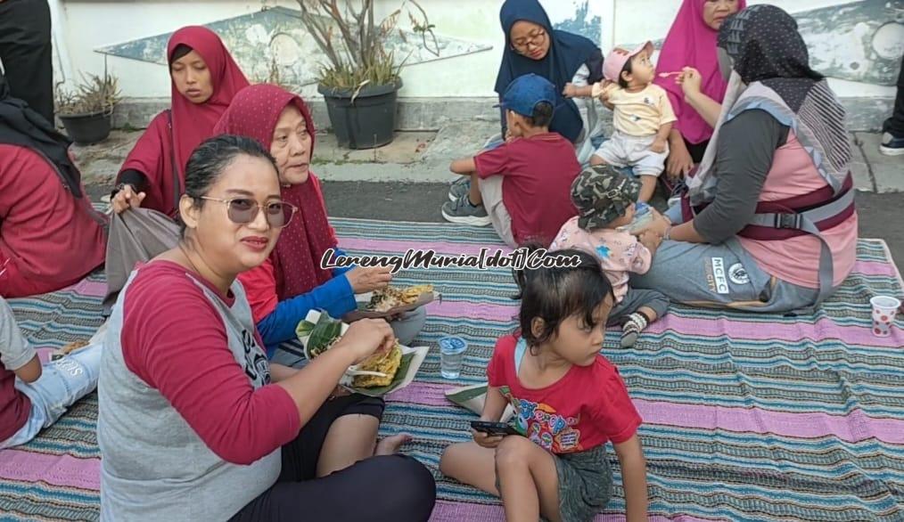 Foto warga duduk santai menikmati hidangan sarapan pagi seusai jalan santai